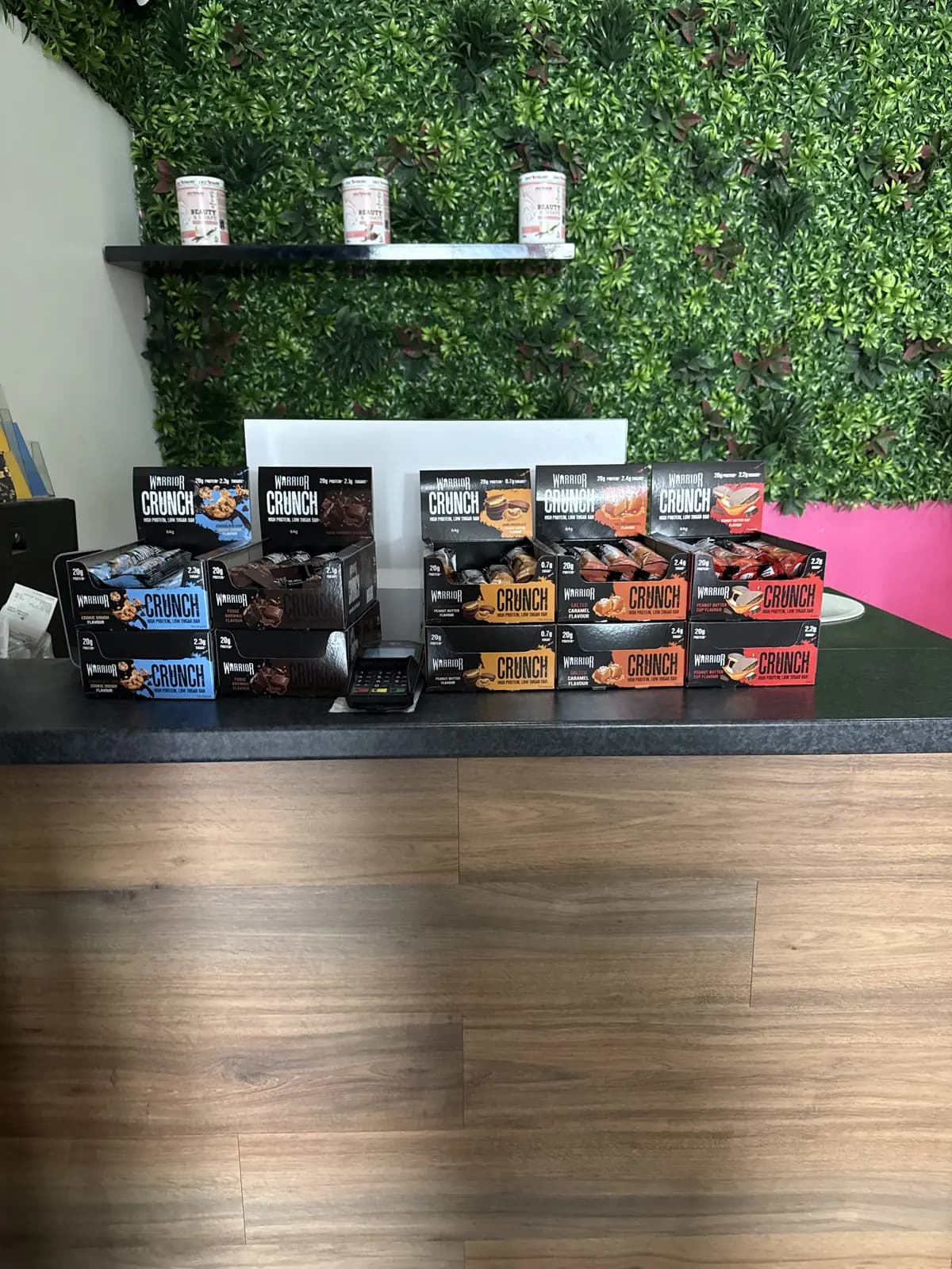 Le comptoir de la boutique BodyStart Nutrition avec les barres protéinées