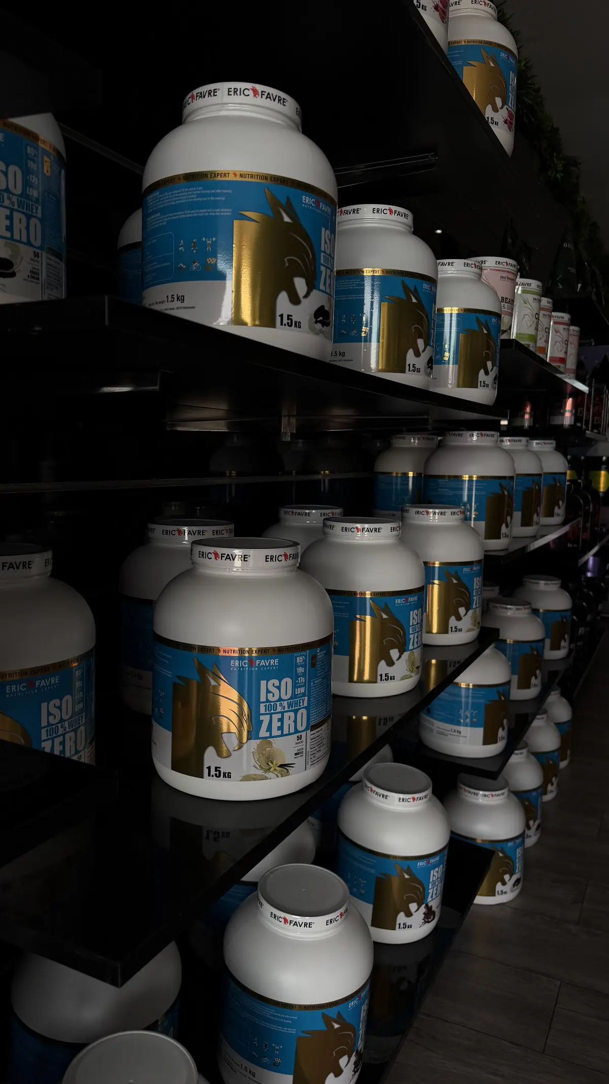 Pots de whey Iso Zero alignés dans la boutique BodyStart Nutrition