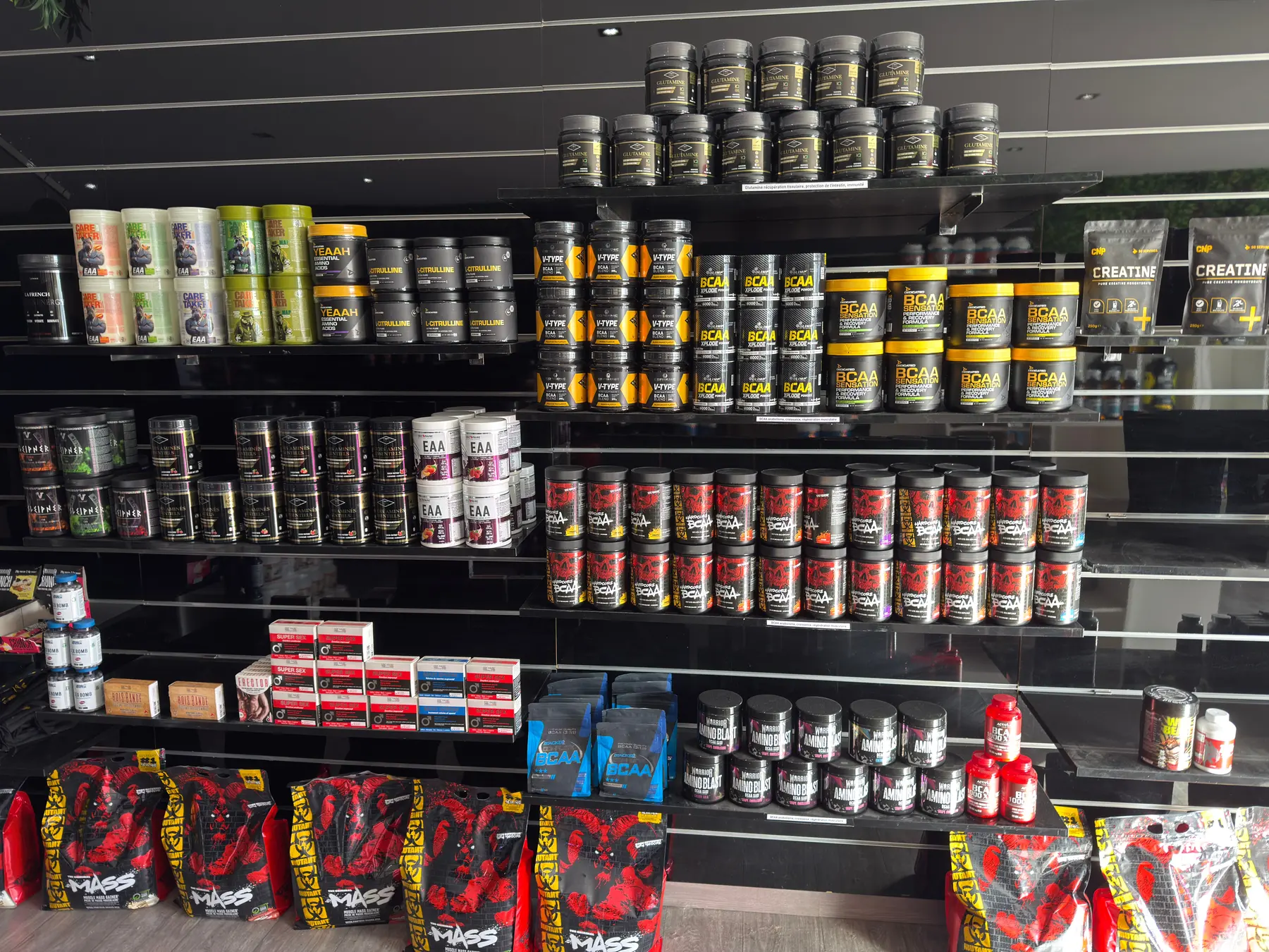Le rayon pré-workout, BCAA et créatine de la boutique BodyStart à Coignières